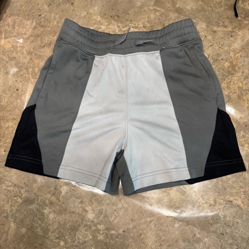 Abercrombie kids boys active shorts 
Size 9/10
Like new condition 
Stretchy